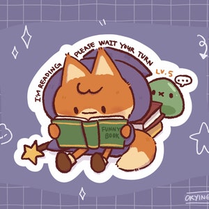Ik ben aan het lezen, even geduld a.u.b. magiër vos vinylsticker, schattige boekenclub, leuk halloween-thema, rpg-gamesticker, gezellige waterflessticker