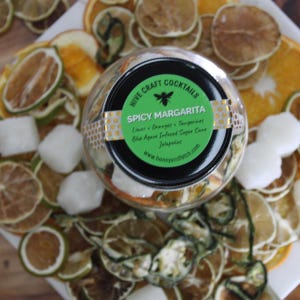 Bijenkorf Craft Cocktails Pittige Margarita Infusion Kit Tequila Mixer voor Alcohol Sinaasappels Limoen Jalapeños Met Kruiden Doordrenkte Suiker Craft Cocktail Kit