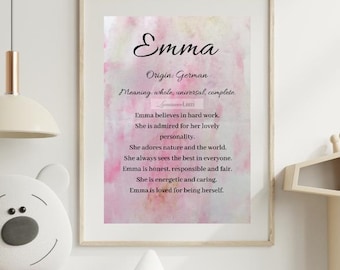Puede incluir: Impresión enmarcada con el nombre "Emma" en escritura elegante. El fondo presenta un lavado de acuarela rosa y blanco. El texto detalla el origen, significado y atributos positivos del nombre.