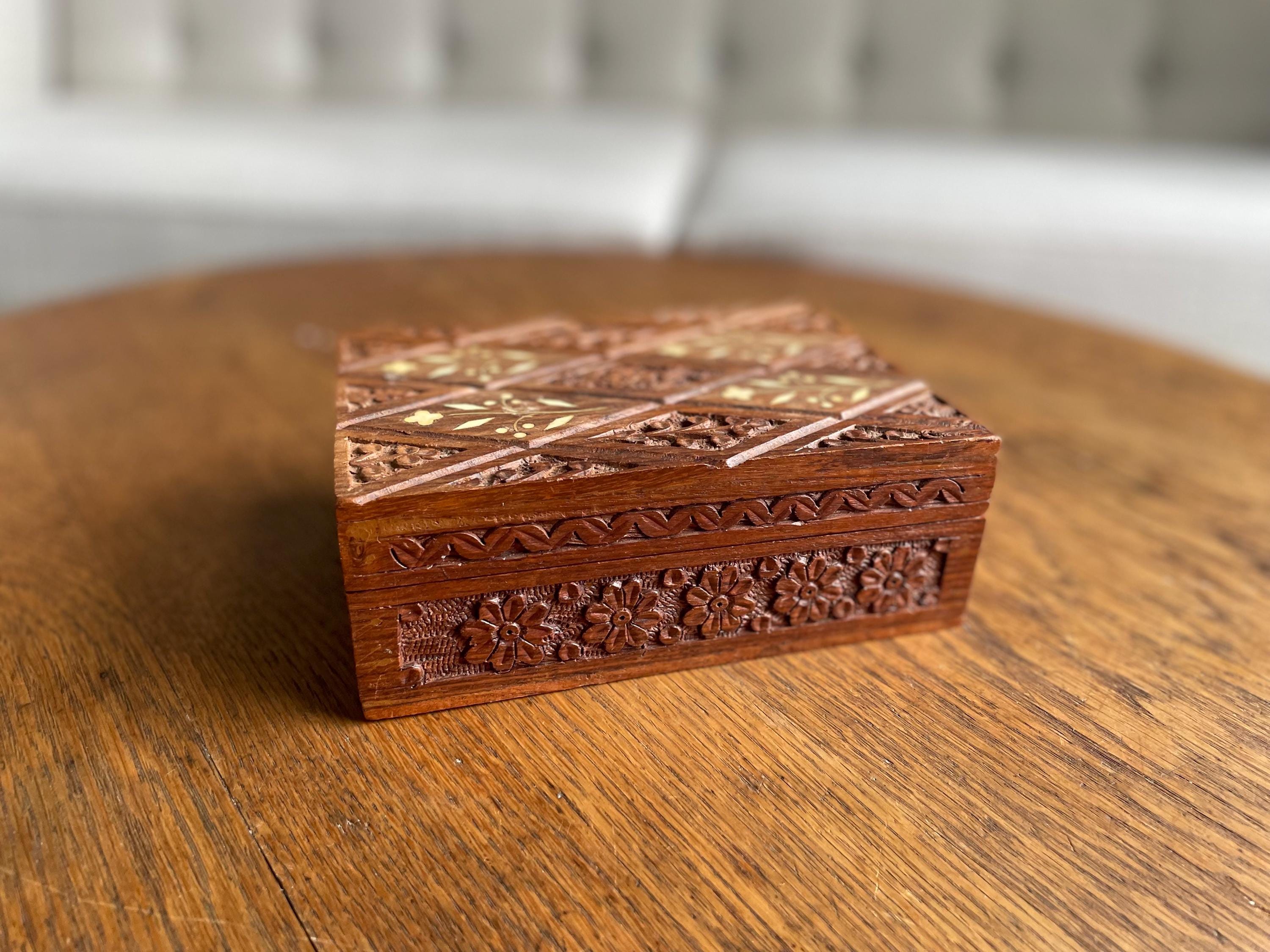 ヴィンテージ木箱 | 骨樹脂を象嵌した彫刻入り木箱