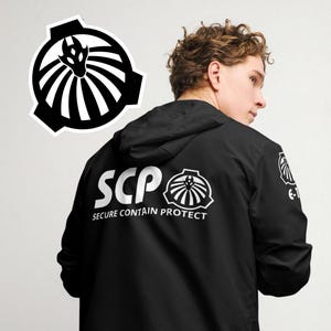 Könnte beinhalten: Schwarze Kapuzenjacke mit weißem Text und Logo. Der Text lautet "SCP Secure Contain Protect" und das Logo ist ein schwarz-weißer Kreis mit einem stilisierten Auge in der Mitte.