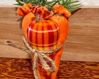Handgefertigte Stoffkarotten (3er-Set): Etageren-Osterdekoration