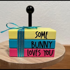 Handcrafted Easter Mini Book Stack: Tiered Tray Decor afbeelding 1