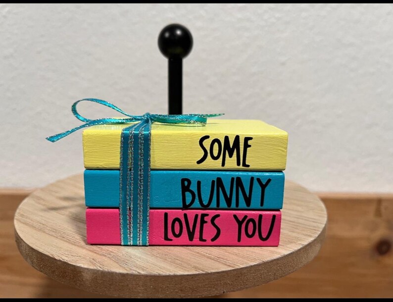 Handcrafted Easter Mini Book Stack: Tiered Tray Decor afbeelding 1