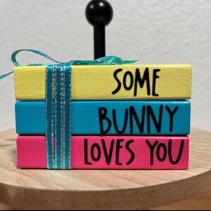 Handcrafted Easter Mini Book Stack: Tiered Tray Decor afbeelding 2