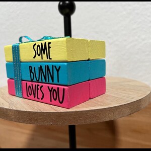 Handcrafted Easter Mini Book Stack: Tiered Tray Decor afbeelding 3