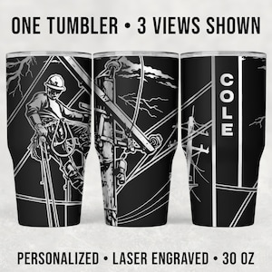 Op de afbeelding: Een zwarte 30 oz beker met een lasergravure van een elektricien op een elektriciteitspaal met bliksemschichten. Het ontwerp bevat de naam COLE in verticale witte tekst. De tekst ONE TUMBLER 3 VIEWS SHOWN en PERSONALIZED LASER ENGRAVED 30 OZ staat boven en onder de drie aanzichten van de beker.