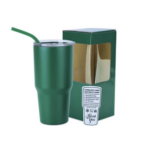 Op de afbeelding: Een matte bosgroene roestvrijstalen beker met een doorzichtig deksel en een bijpassend groen rietje. Daarnaast staat een bijpassende groene doos met een venster en een wit onderhoudslabel met de tekst: 1. Hand Wash Only, 2. Not Dishwasher Safe, 3. Not Microwave Safe, 4. Do Not Drop.