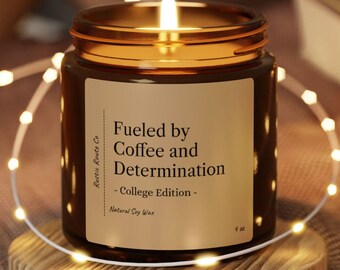 Impulsado por el café y la determinación - Edición universitaria / Vela de cera de soja / Regalo perfecto para amigos universitarios, familiares, novios, novias