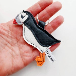Llavero de frailecillo de cuero hecho a mano: dije para bolso de pájaro de cuero reciclado