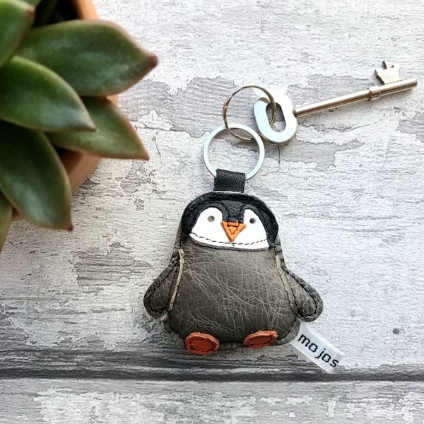 Penguin keychain, penguin keyring, leather keychain, leather keyring, penguin gift, leather penguin keyring, recycled leather keychain