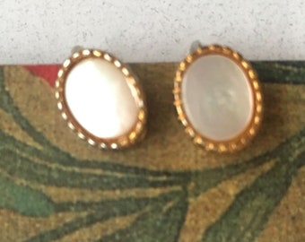 vintage oval mother of pearl gold tone metal non-pierced clip on earrings classic minimalist geometric elegant jewelry white cabochon clips