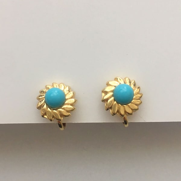 adorable vintage turquoise robins egg cerulean blue cabochon gold pinwheel flower clip on earrings non-pierced turquoise cab floral clips