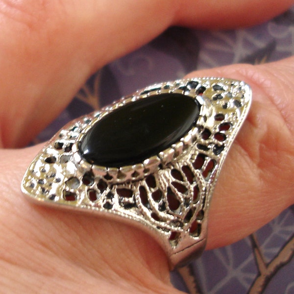 vintage Espo black onyx oval cabochon ornate openwork silver tone 18KT HGE metal filigree cocktail statement ring size 7.25 tall setting