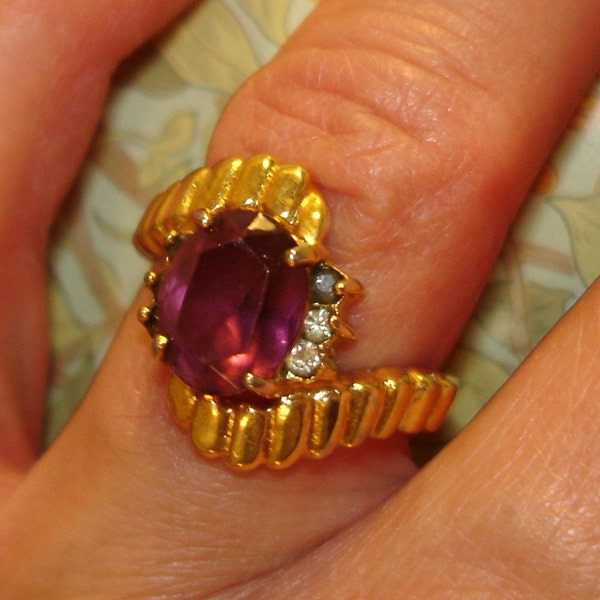 vintage faceted amethyst faux diamond crystal cz gemstones fluted ribbed gold tone metal cocktail ring signed ROMAN size 8.5 nonbinary