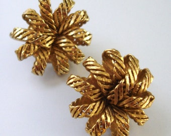 vintage woven golden rope gold tone metal ribbon pinwheel bow non-pierced clip on earrings 1 inch round clips Midcentury holiday jewelry