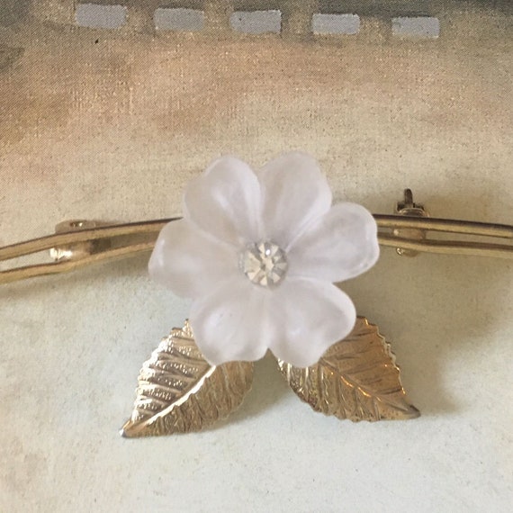 vintage lovely white flower gold metal leaves and… - image 3