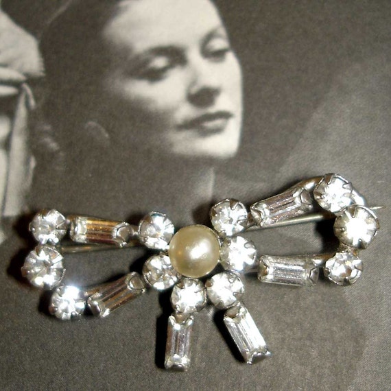 adorable vintage faux diamonds and pearl silver r… - image 3