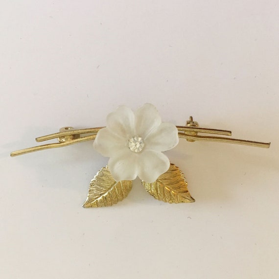vintage lovely white flower gold metal leaves and… - image 2