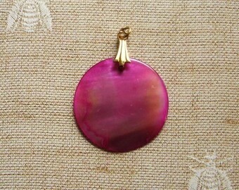 vintage iridescent fuchsia pink round shell pendant with golden fleur de lis lily bale 1.25 inch circular necklace pendants bracelet charms