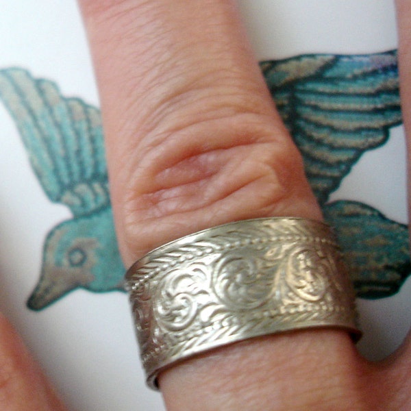 vintage ornate winged feathery scroll pattern silver cigar band ring