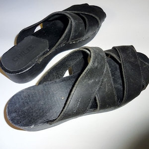 vintage 1990s CHILIS black leather strappy clog sandals size 38 US 7.5 made in Denmark wooden sole slip on 90s peep toe slides Danish clogs image 4