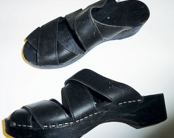 vintage 1990s CHILIS black leather strappy clog sandals size 38 US 7.5 made in Denmark wooden sole slip on 90s peep toe slides Danish clogs