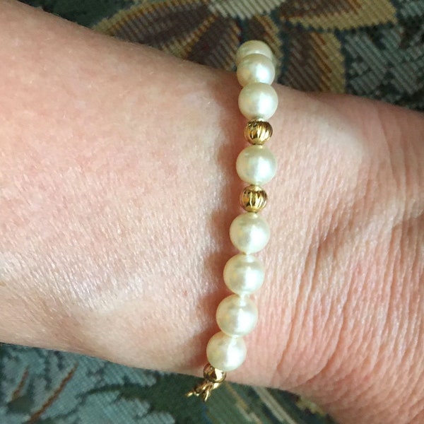 vintage signed AVON faux white pearl and ribbed gold shrimp beads delicate beaded layering bracelet 7.75 inch hallmarked costume jewelry