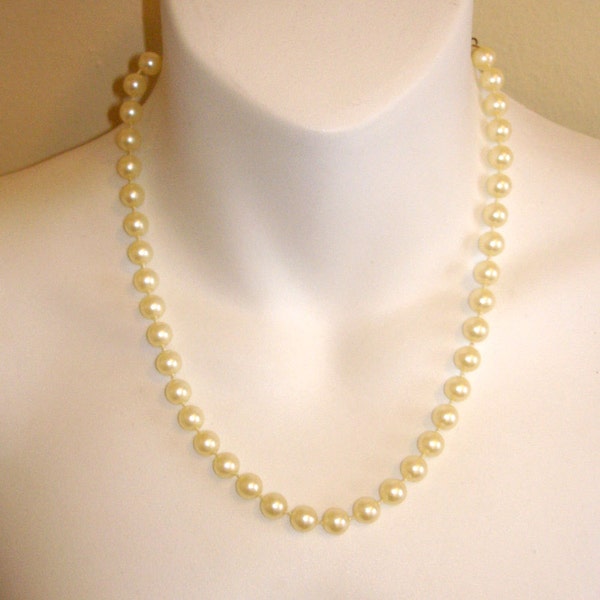 vintage simple white pearl necklace 1 strand 19 inch string of pearls flapper style layering necklace gold tone metal clasp classic elegant