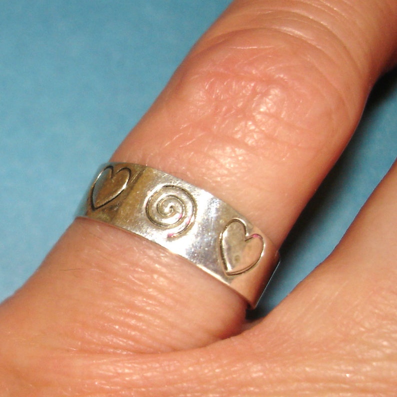 vintage hearts and swirl scroll coil pattern etched silver ring adjustable open back size 6 unisex womens mens kids nonbinary jewelry image 3