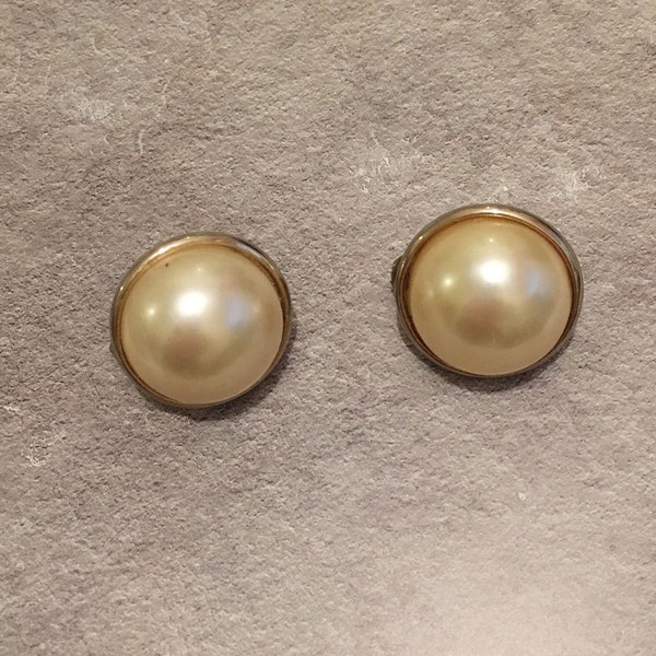 vintage HOBE round creamy off white pearl gold tone metal non-pierced clip on button style earrings .75 inch Midcentury geometric jewelry