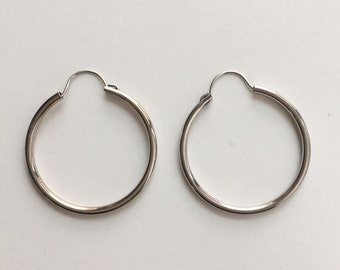 medium sized silver tone metal hoops pierced earrings 1 inch hoop minimalist jewelry thin circle hoop classic unisex mens womens nonbinary