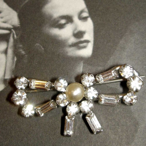 adorable vintage faux diamonds and pearl silver r… - image 1