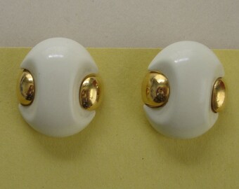 mod vintage Trifari white and gold oval clip on earrings geometric non-pierced clips chic 70s modern hippie jewelry womens girls clip ons