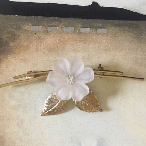 vintage lovely white flower gold metal leaves and… - image 1