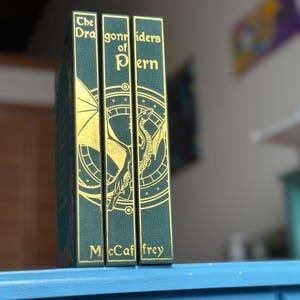 Jeźdźcy smoków z Pern, książki 1–3, ponowne oprawianie | ponowne oprawianie trylogii Jeźdźcy smoków z Pern autorstwa Anne McCaffrey | wydanie w twardej oprawie, ręcznie robione