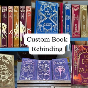 Op de afbeelding: Een verzameling op maat gemaakte boeken met diverse ontwerpen. De boeken worden op planken getoond, met titels als "The Way of Kings", "Sailor Moon" en "The City of Brass". De afbeelding bevat de tekst "Custom Book Rebinding."
