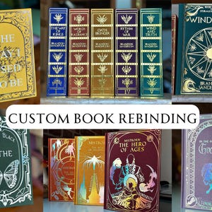 Op de afbeelding: Een verzameling op maat gebonden boeken met goudfolie en ingewikkelde ontwerpen. De boeken bevatten titels als "The Way I Used to Be", "The Way of Kings" en "Wind and Truth". De zin "Custom Book Rebinding" staat in het midden.
