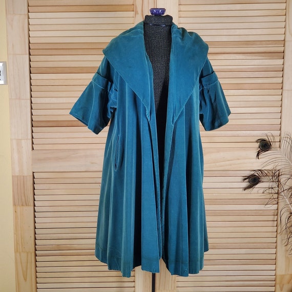 Vintage 1950s green velveteen opera coat