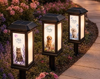 Puede incluir: Tres faroles solares de jardín negros con techos cuadrados y paneles translúcidos. Cada farol presenta un gráfico personalizado con un retrato de mascota, nombre, fechas y un halo. Los nombres Milo, Bailey y Charlie están impresos en los paneles.
