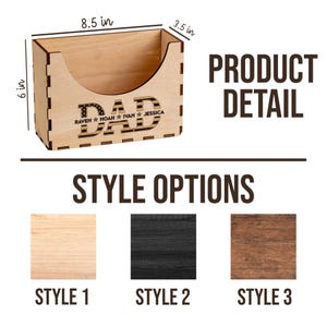 Puede incluir: Caja de madera con un hueco para guardar tarjetas o cartas. La caja mide 8,5 pulgadas de ancho, 3,5 pulgadas de profundidad y 6 pulgadas de alto. La parte delantera de la caja est&aacute; grabada con la palabra "DAD" y los nombres "Raven, Noah, Ivan, Jessica". La caja est&aacute; disponible en tres estilos: madera natural, negro y marr&oacute;n.