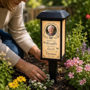 Lampada solare da giardino commemorativa personalizzata con foto, nome e anno personalizzati, lanterna da esterno, regalo in ricordo di mamma, papà, nonna e nonno.