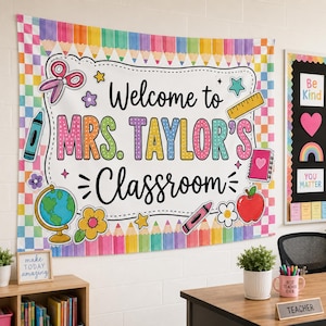 Puede incluir: Un cartel rectangular para el aula con un borde de lápices de colores y un centro blanco con el texto Welcome to MRS. TAYLOR'S CLASSROOM. El diseño incluye ilustraciones de tijeras, un crayón, un globo terráqueo, una regla, un cuaderno y una manzana.