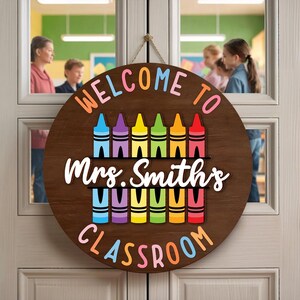 Może przedstawiać: Rustykalny drewniany znak z napisem "Welcome to our home" w białych literach. Znak ma postarzaną powierzchnię i prosty, zachęcający design, idealny do dekoracji wejścia.