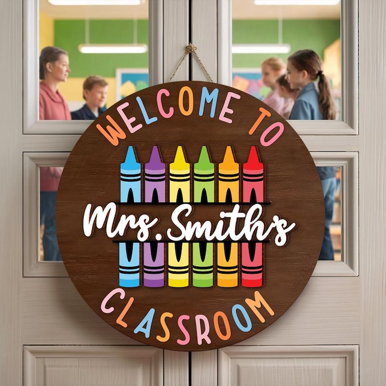 Może przedstawiać: Rustykalny drewniany znak z napisem "Welcome to our home" w białych literach. Znak ma postarzaną powierzchnię i prosty, zachęcający design, idealny do dekoracji wejścia.