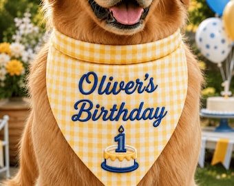Puede incluir: Un golden retriever lleva un pañuelo de cuadros vichy amarillos y blancos con el texto bordado en azul Oliver's Birthday sobre un gráfico de un pastel de cumpleaños con una vela azul del número uno.