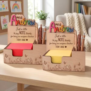 Puede incluir: Un letrero de madera rústica con el texto "Welcome to our home" en letras blancas. El letrero presenta un acabado envejecido y un diseño simple y acogedor, perfecto para un porche o entrada.