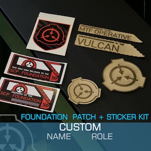 以下が含まれることがあります： 赤と黒のSCP財団ロゴが入った、財団パッチとステッカーのキット。「MTF Operative Vulcan」や「SCP財団の所有物」などのテキストが入ったパッチとステッカーが含まれています。
