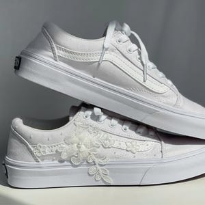 Ślubne Vansy, Białe haftowane pierwiosnki Vansy na zamówienie, Niebieskie haftowane kwiaty Buty, Kwiatowe haftowane trampki, Spersonalizowane buty ślubne