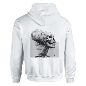 Puede incluir: Sudadera blanca con un estampado gráfico en blanco y negro de una calavera con humo saliendo de su cabeza.